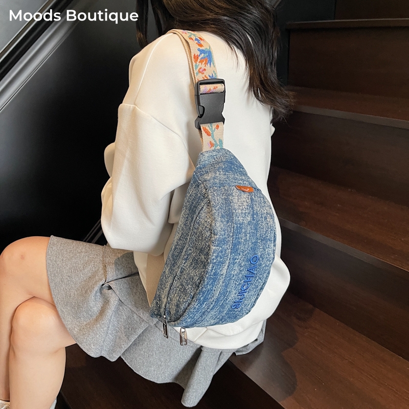 Street Fashion Trends 2025 - Kadınlar İçin Denim Mavi Göğüs Çantaları